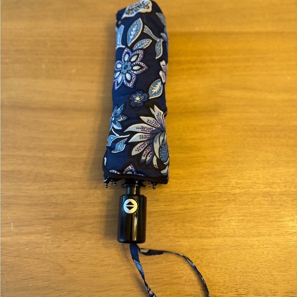Vera Bradley Umbrella Blue Flower Auto Open/Close Tropics Tapestry Print